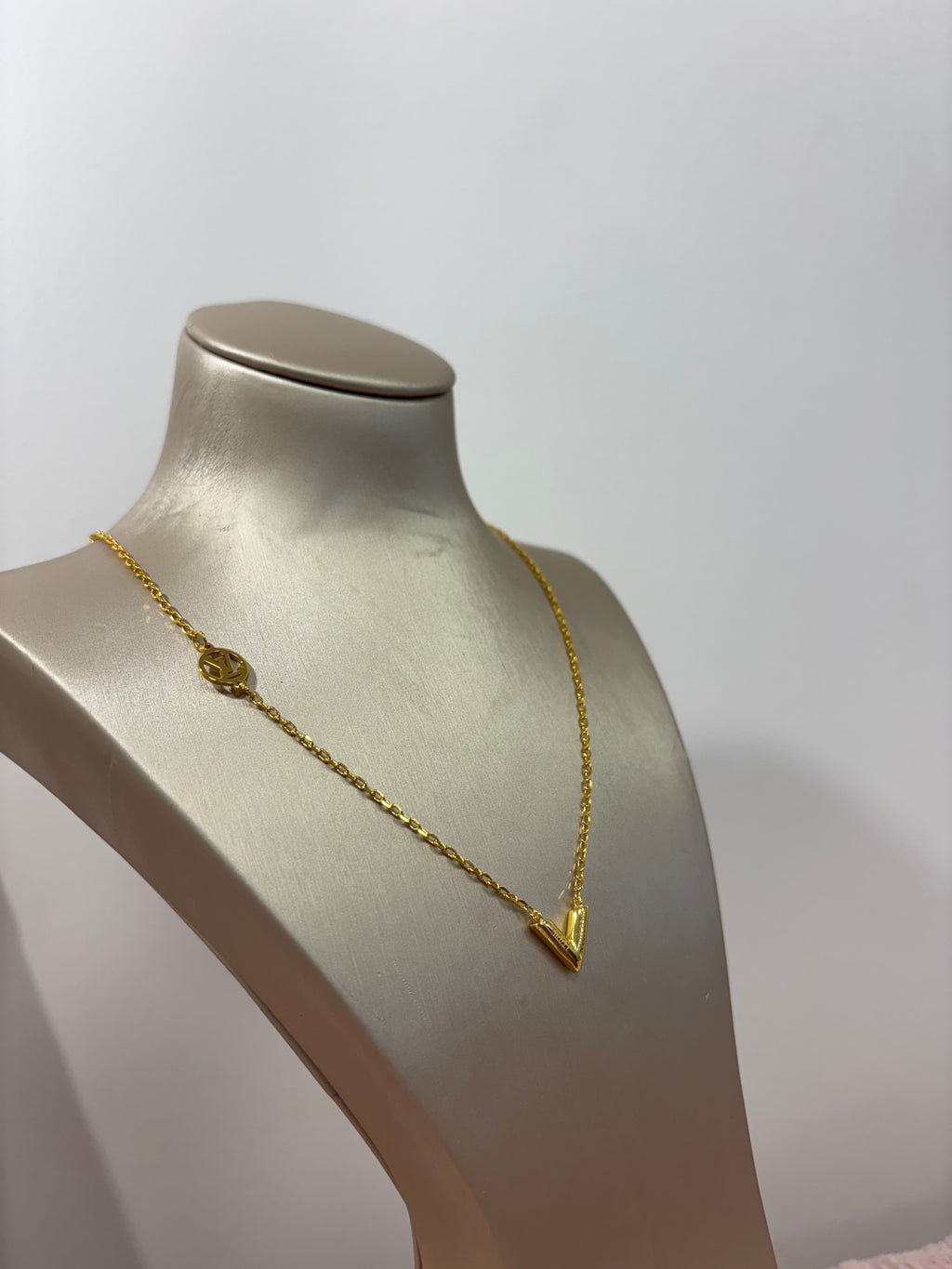 Collier V