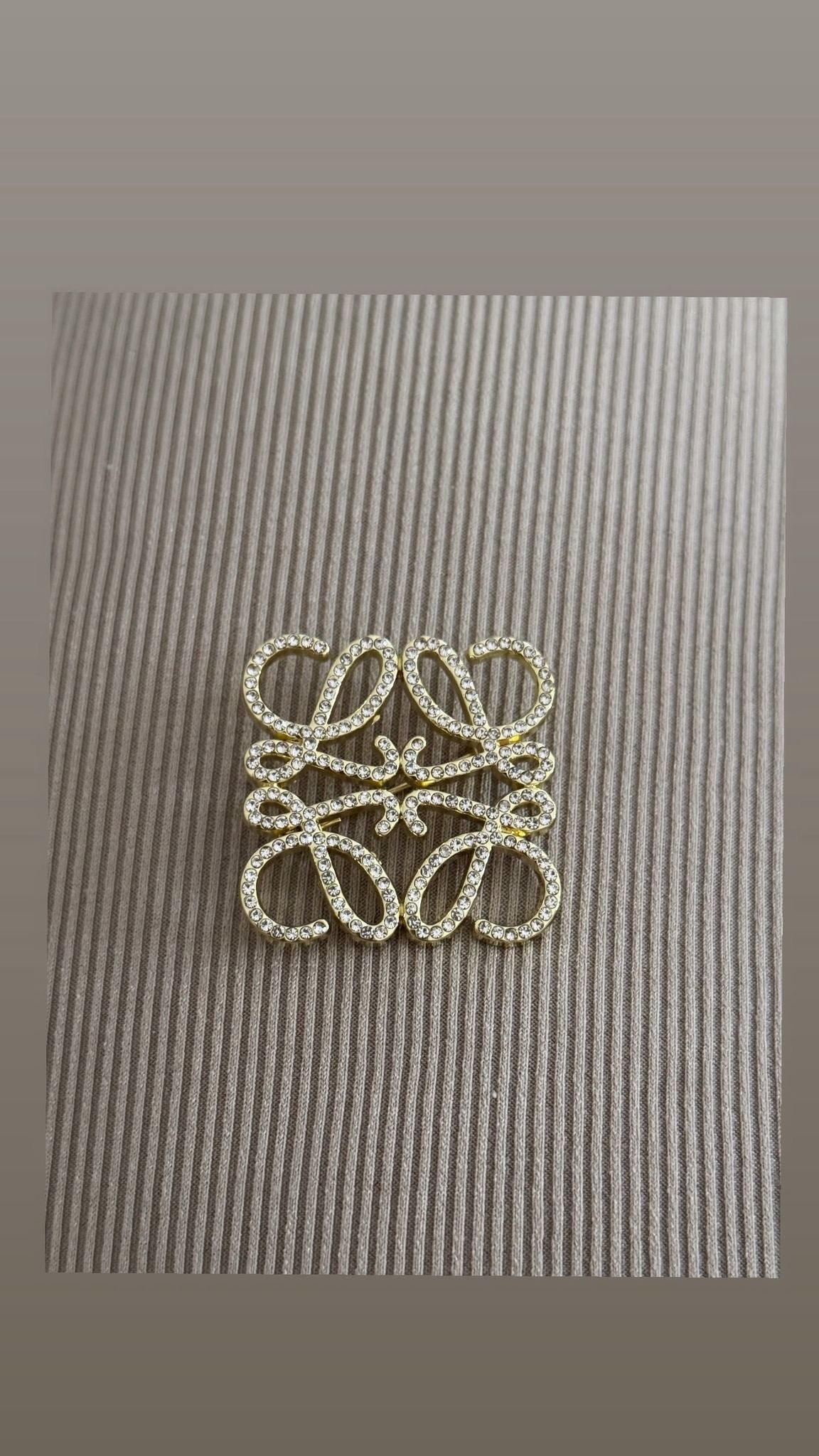 Broche mini loe