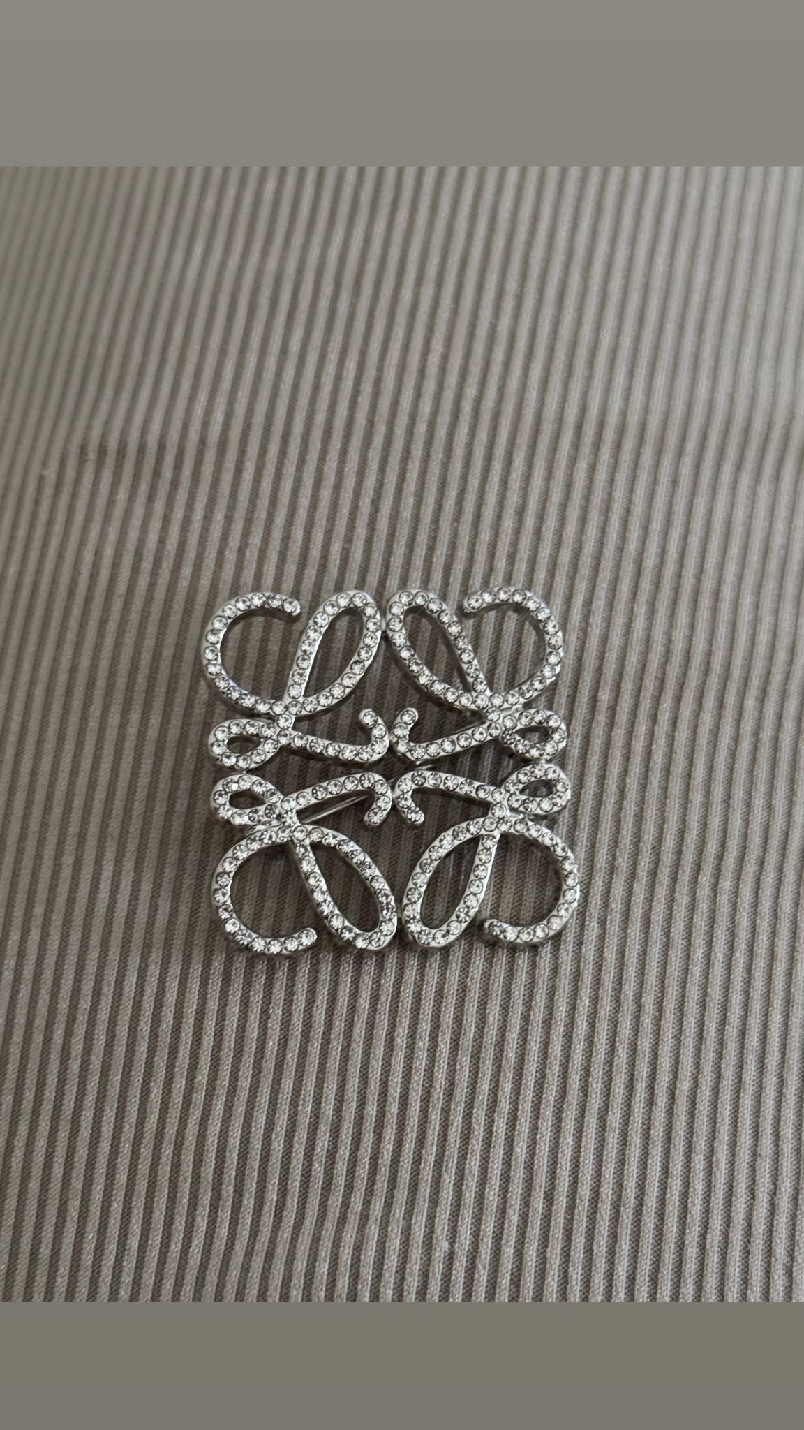Broche mini loe